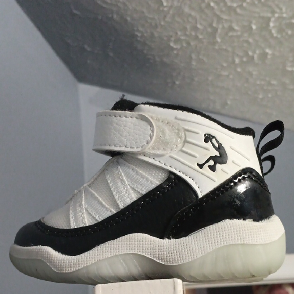 Kids/Toddler Black and White Basketball Shoes Shaq Brand